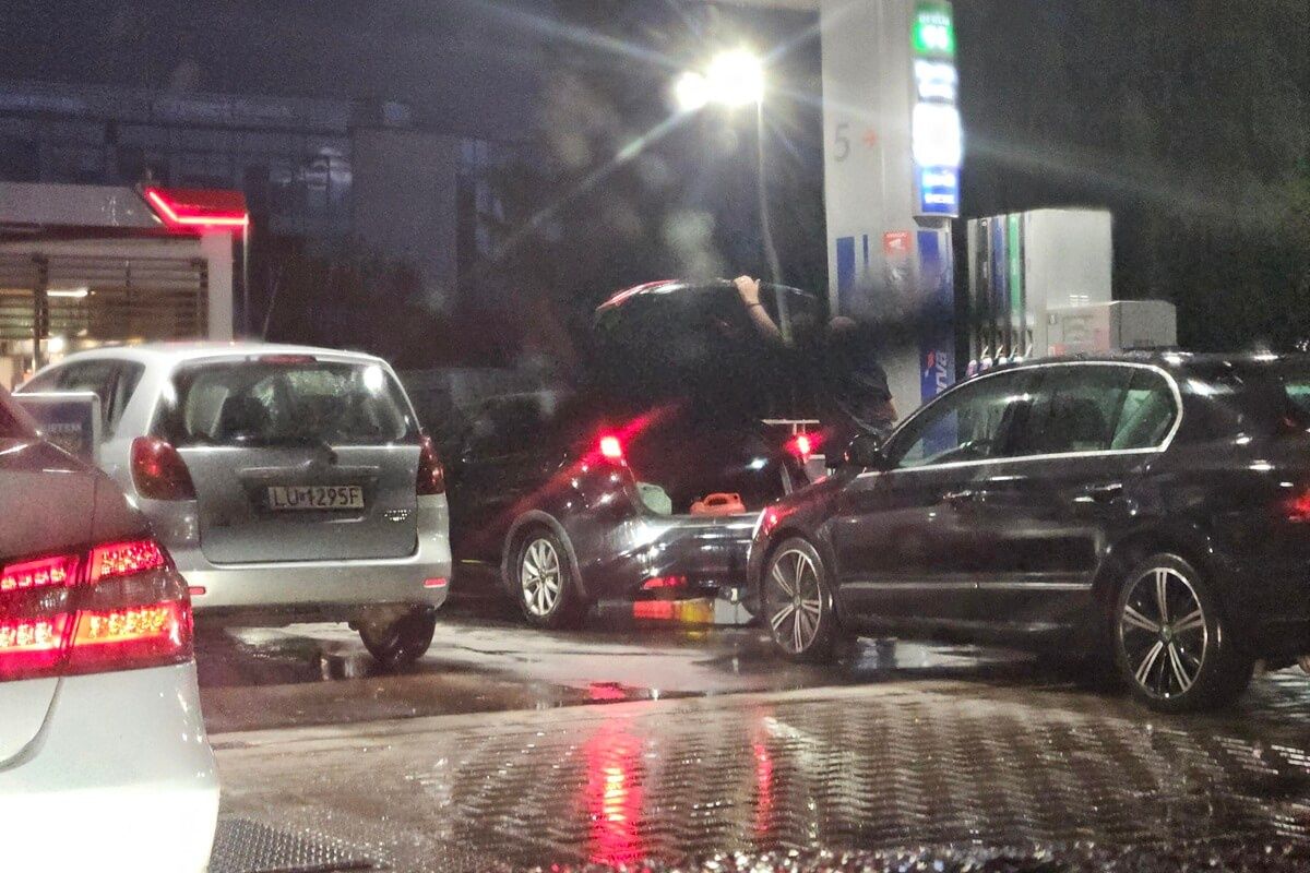 Kierowca tankujący paliwo na zapas do kanistrów