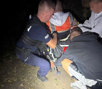 Bielsk Podlaski: Wjechał wózkiem inwalidzkim do rowu. Na pomoc ruszyli policjanci i przechodnie