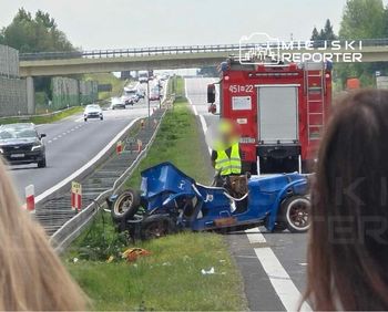 Mazowieckie: Poważny wypadek z udziałem zabytkowego auta na trasie S7. Ranny 76-letni kierowca