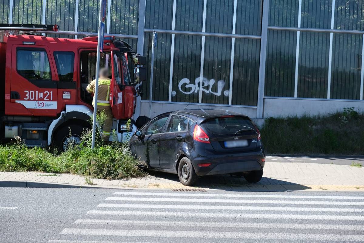 Ford zderzył się z lexusem na rondzie 100-lecia KUL z pniakiem