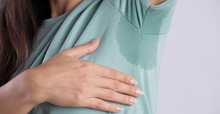 Ubrania, na których nie widać plam potu. Są idealne na upalne dni
