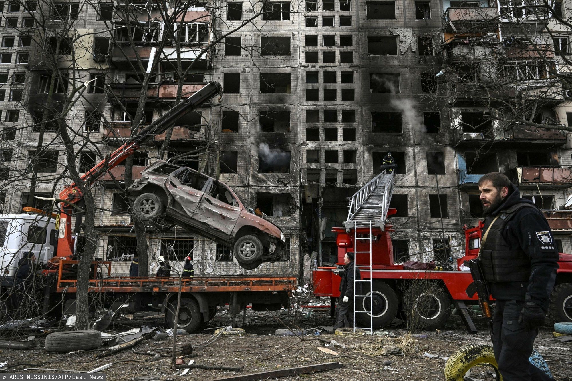 Wojna w Ukrainie - ostrzelany blok w Kijowie
TOPSHOT - A crane removes a ruined car from in front of a destroyed apartment building after it was shelled in the northwestern Obolon district of Kyiv on March 14, 2022. - Two people were killed on March 14, 2022, as various neighbourhoods of the Ukraine capital Kyiv came under shelling and missile attacks, city officials said, after the Russia's military invaded the Ukraine on February 24, 2022. (Photo by Aris Messinis / AFP)
ARIS MESSINIS