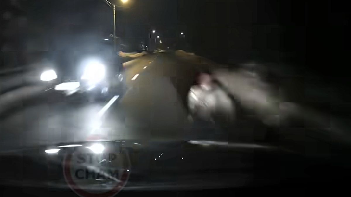 Kierowca potrącił pijanego pieszego, leżącego na jezdni 