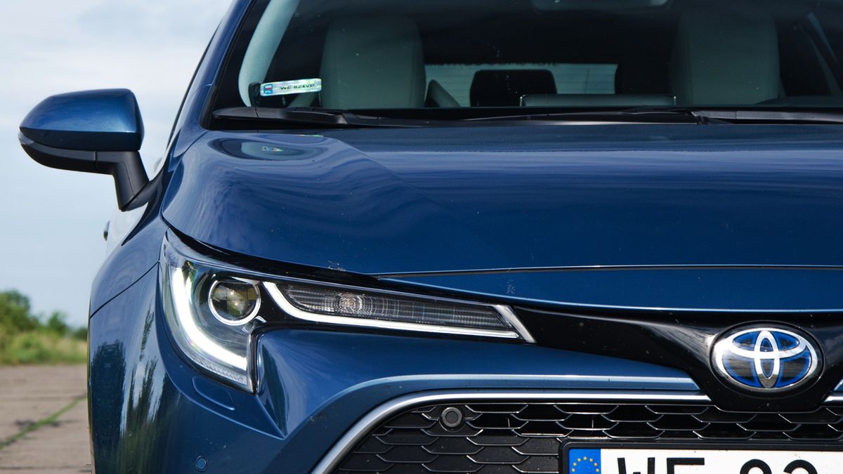 We wszystkich nowych samochodach montuje się światła do jazdy dziennej. W większości już diodowe o kształcie dopasowanym do reflektora.