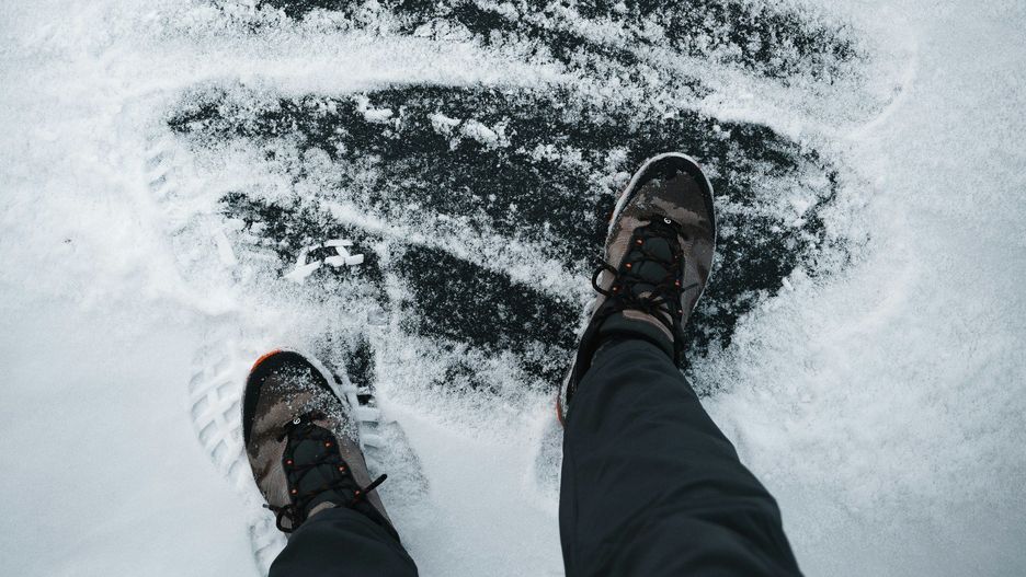 Śliska podeszwa butów utrudnia poruszanie się i zwiększa niebezpieczeństwo upadku. Co zrobić, aby buty się nie ślizgały? Oto proste i skuteczne sposoby na śliskie buty - sprawdź je teraz w naszej galerii.