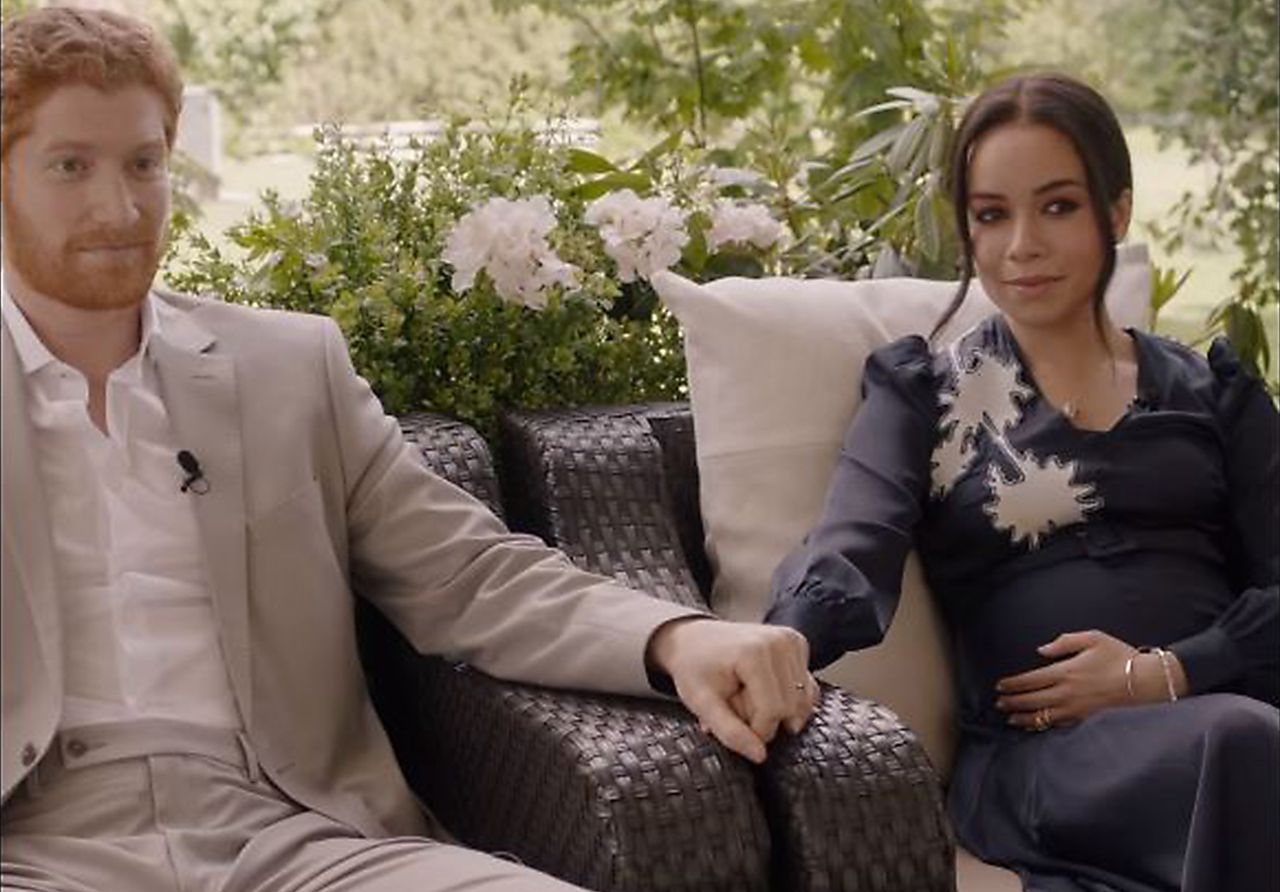 Sydney Morton i Jordan Dean jako  Meghan i Harry.