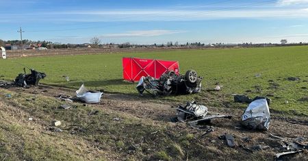 Makabryczny wypadek na DK17. Zginął 33-letni mężczyzna. Siła uderzenia rozerwała BMW na części