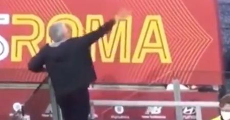 Trener wyrzucony z boiska. Ale i tak ustawiał zespół spoza murawy