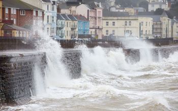 Huragan Bram szaleje. Alerty pogodowe
