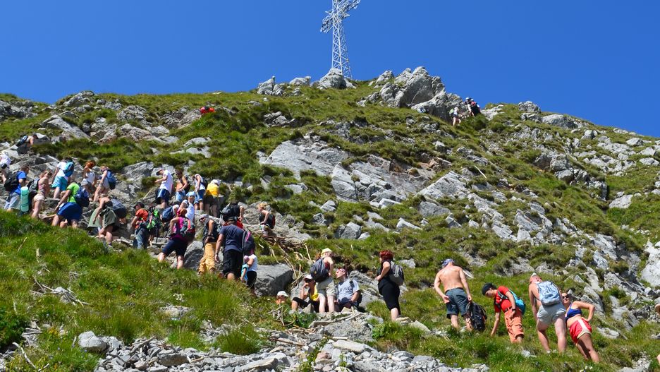 W sezonie na szlaku na Giewont tworzą się korki