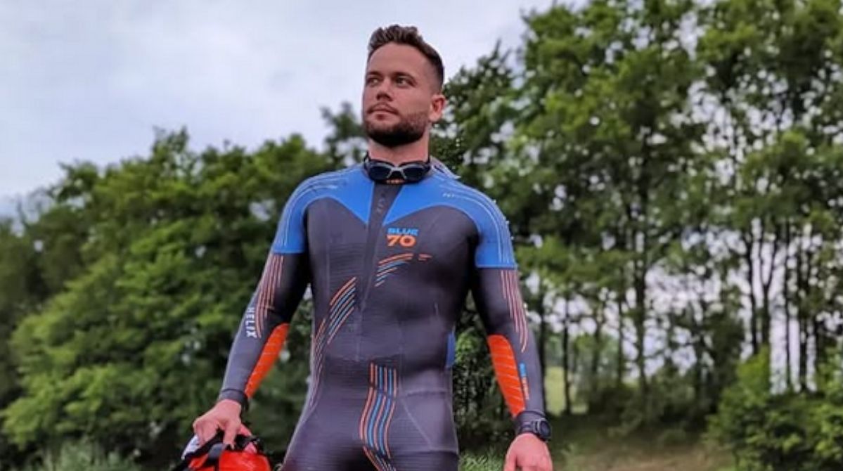 Rafał Grzelak rozpoczął 48 godzinne pływanie bez wychodzenia z wody