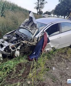 Pijany sprawca wypadku uciekł z miejsca zdarzenia. Szybka akcja policji