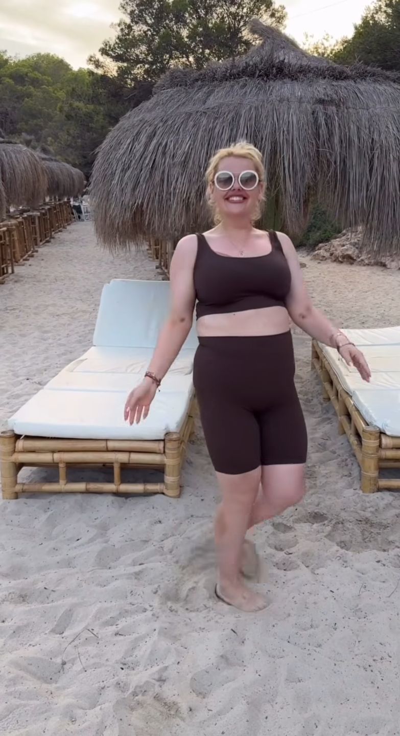 Kinga Zawodnik prezentuje brzuch