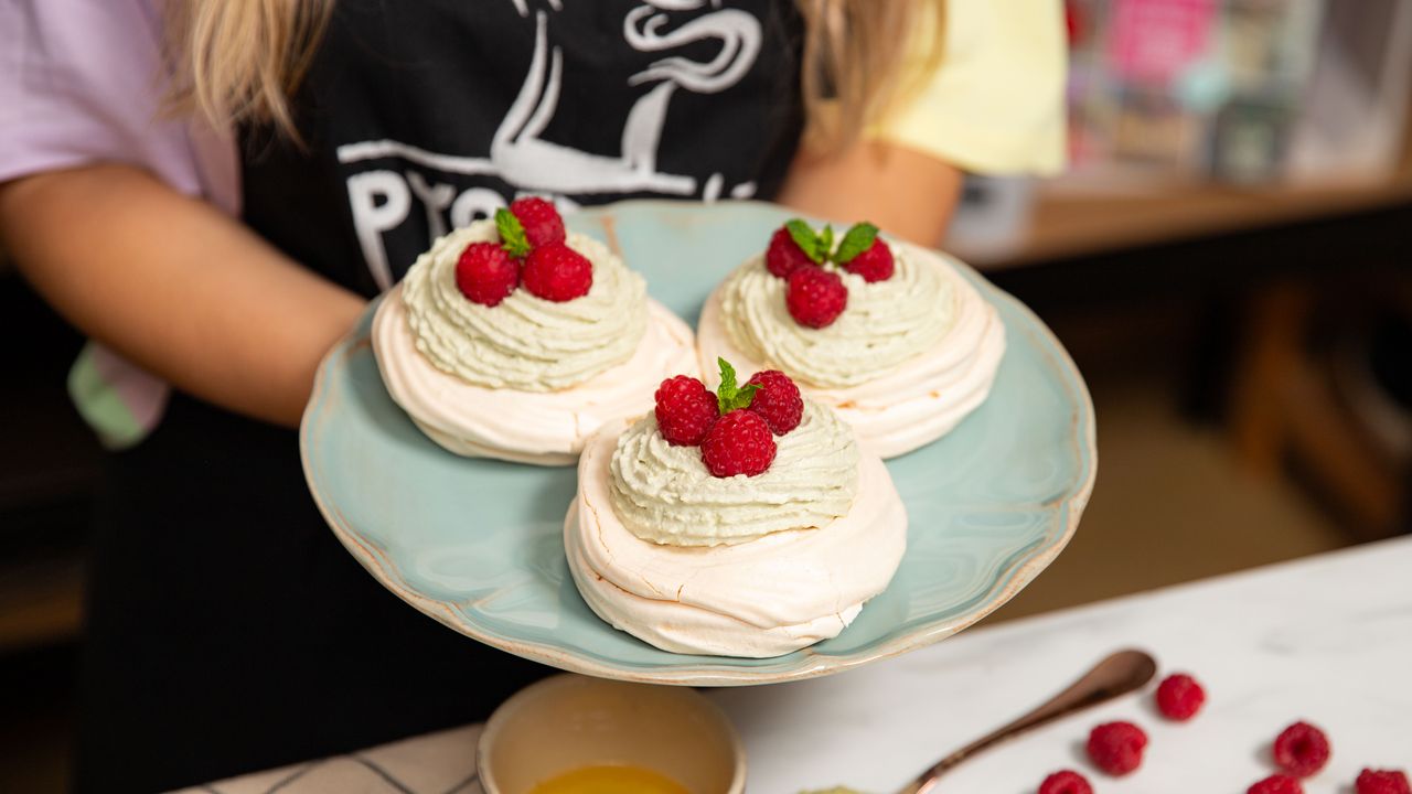 Odkryj bezę Pavlova na nowo. Jeden modny dodatek zmienia wszystko