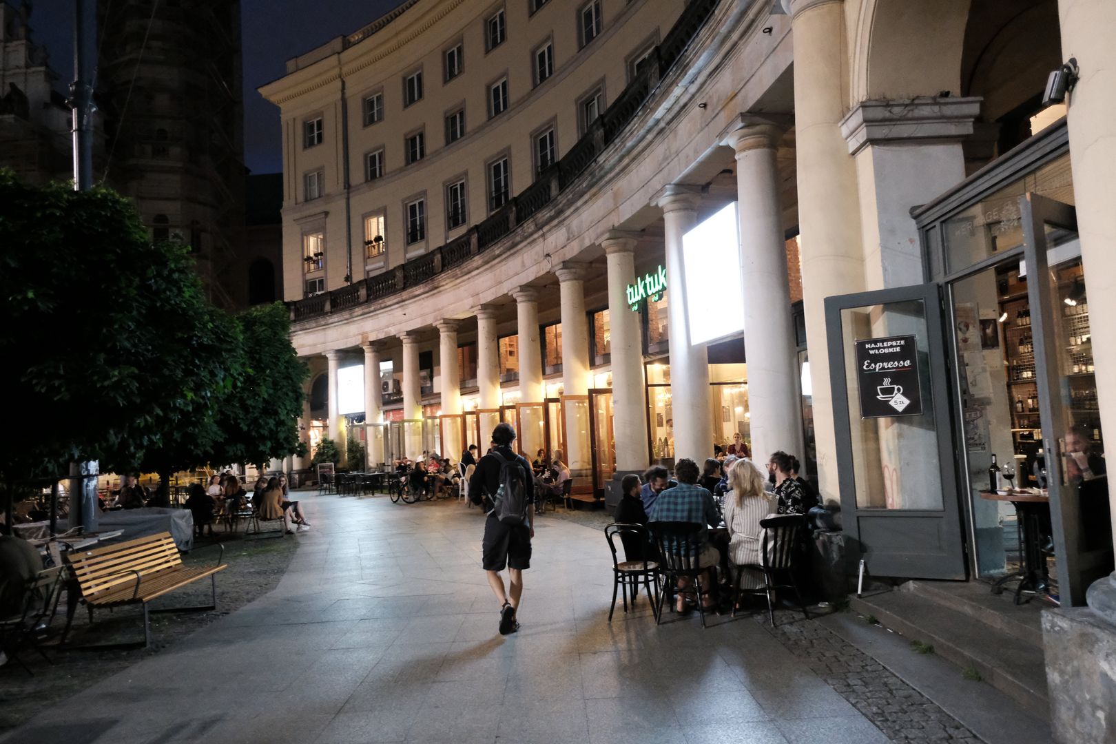 Warszawa. Plac Zbawiciela wieczorem