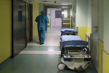 Czy lekarze zarabiają za dużo? Są wyniki sondażu