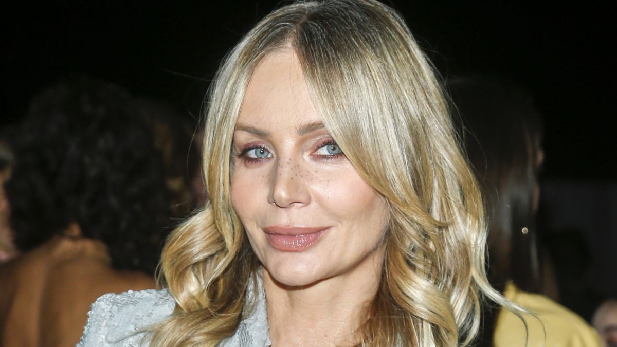 ZALOTNA Agnieszka Woźniak-Starak KUSI "nogą do nieba" w srebrnej sukni i zapowiada... WYJŚCIE (FOTO)