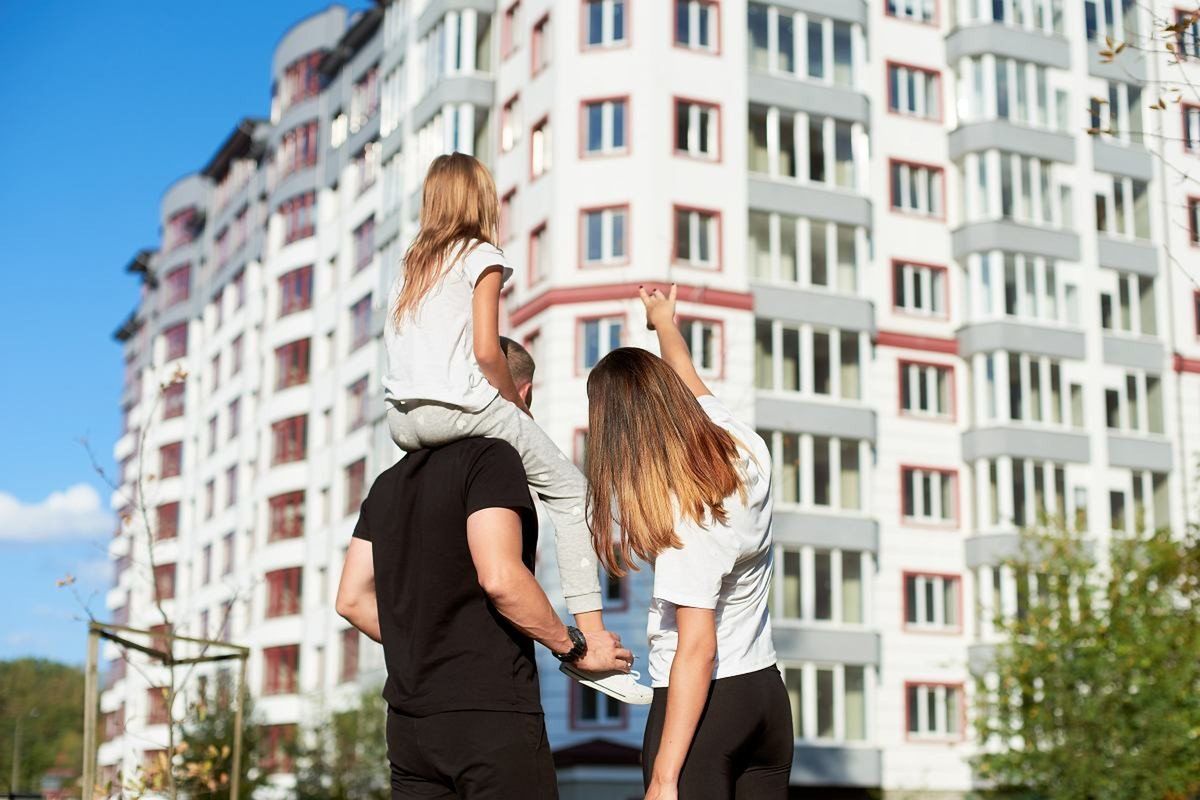 Dokładnie 52,9 procent Polaków w wieku od 25 do 34 lat mieszka wspólnie z rodzicami - wynika z raportu &#34;Polska w Unii Europejskiej 2024&#34;. Niewiele wskazuje na to, by w kolejnym badaniu ten wskaźnik nagle miał się poprawić. W niewesołej kategorii wyprzedziliśmy nawet Włochy z ich słynnymi  „bamboccioni”.