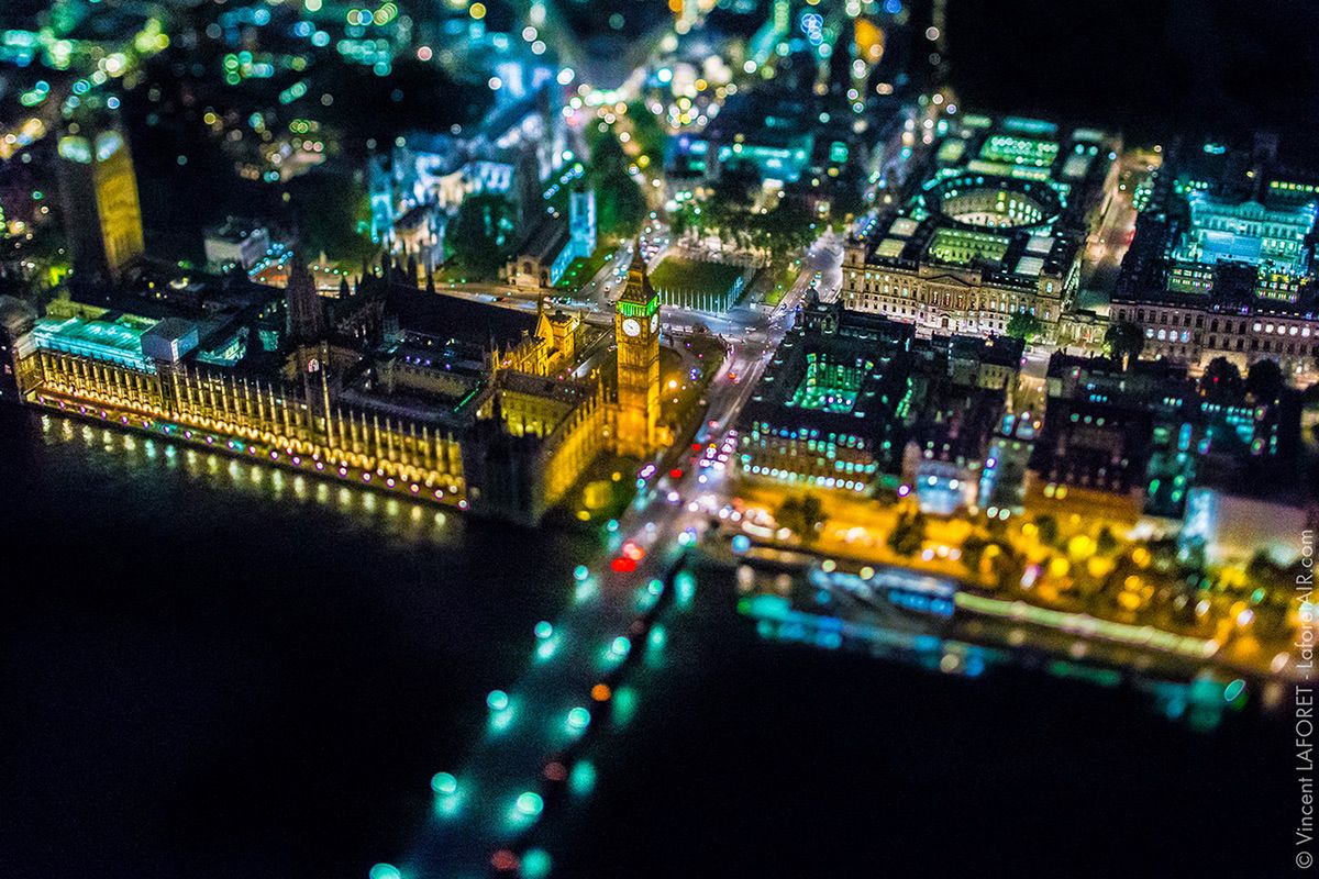 Futurystyczny Londyn nocą z helikotera 7