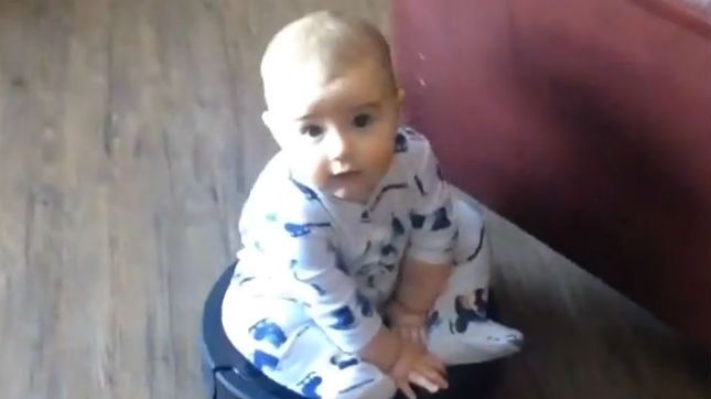 Dziecko jeździ na roombie. Tak, to jest najsłodsza rzecz na świecie! 1