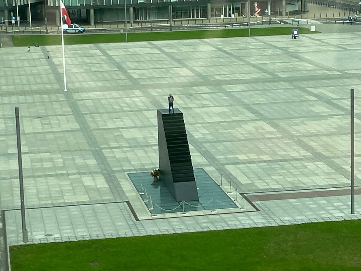 Akcja służb w Warszawie. Mężczyzna wszedł na pomnik smoleński i grozi wysadzeniem się w powietrze