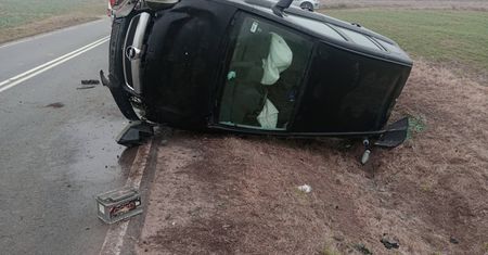 Wypadek drogowy w Główinie. Auto wpadło do rowu, trzy osoby poszkodowane