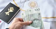 Ile pieniędzy dać w kopercie na pierwszą komunię? Oto aktualny "cennik" 2023