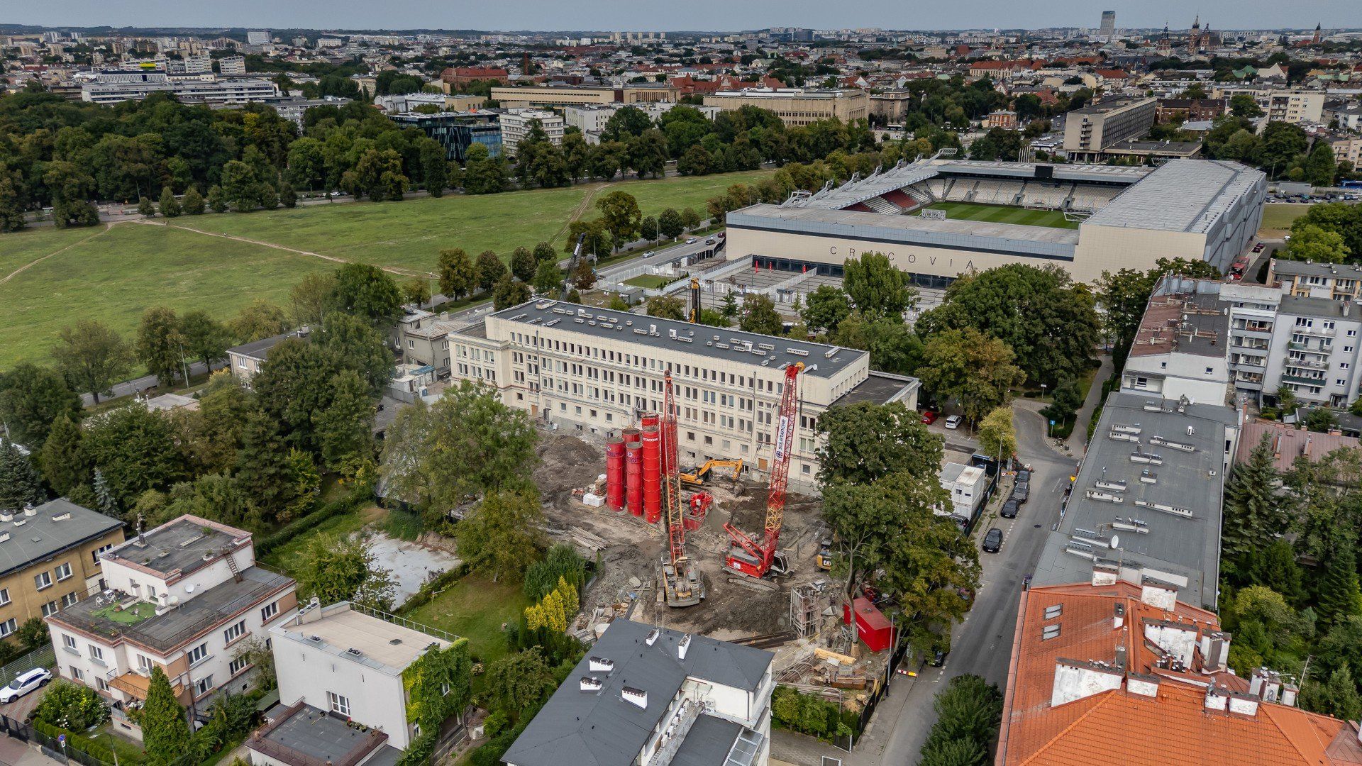 Budynek Miastoprojektu stoi w sąsiedztwie Błoń i stadionu Cracovii