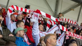 Kibice Comarch Cracovii na hokejowym meczu z Energą Toruń. Gorący doping do samego końca