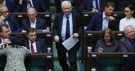Jest najnowszy sondaż. PiS i KO idą łeb w łeb