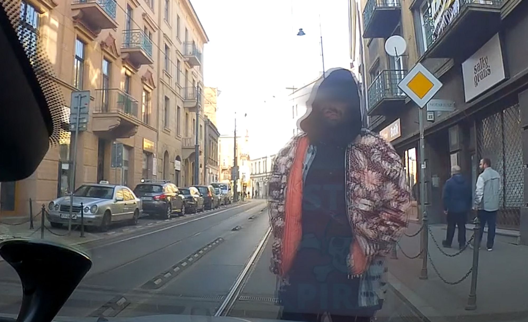 Wybryk pieszego nagrała kamera