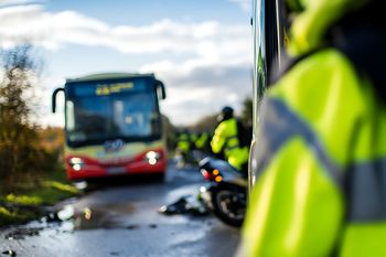 Wypadek pod Mogilnem. Nie żyje mężczyzna przygnieciony przez autobus