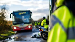 Wypadek pod Mogilnem. Nie żyje mężczyzna przygnieciony przez autobus