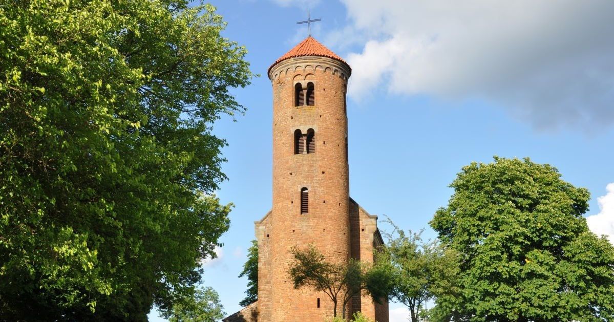 Inowłódz: Romański kościół św. Idziego. Historia i tajemnice