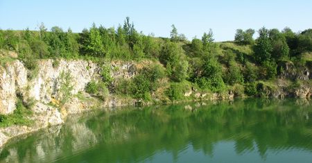 Wyjątkowa wieża na skraju klifu. Widok na lazurowy zbiornik w kamieniołomie