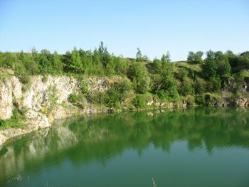 Wyjątkowa wieża na skraju klifu. Widok na lazurowy zbiornik w kamieniołomie