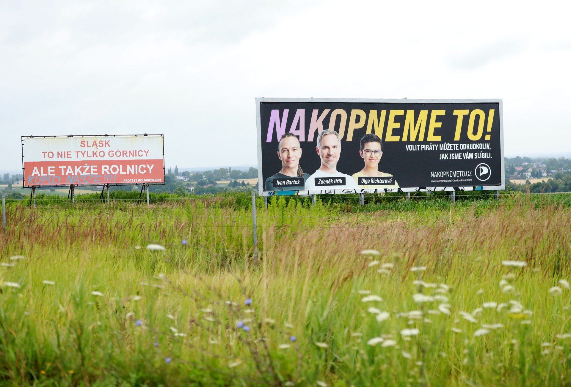Piraci z Czech zawitali na Śląsk. Ich baner stanął przy autostradzie A1