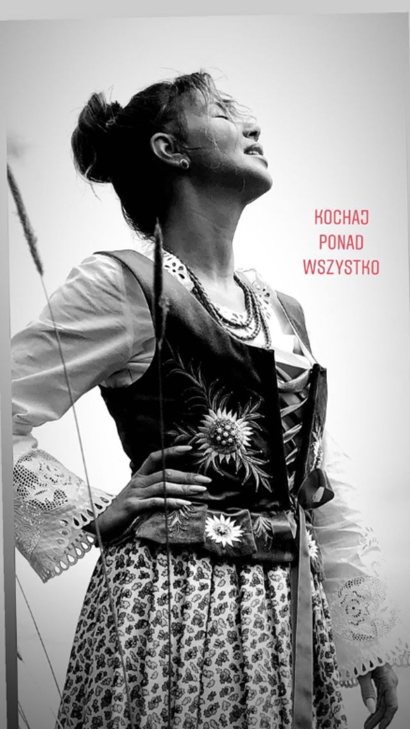 Edyta Górniak tańczy w polu
