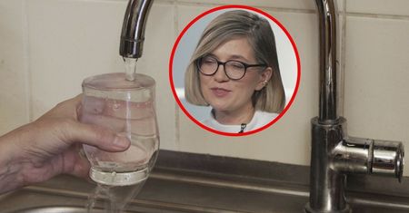 Spór karafkę kranówki. Biejat o "burzy w szklance wody"