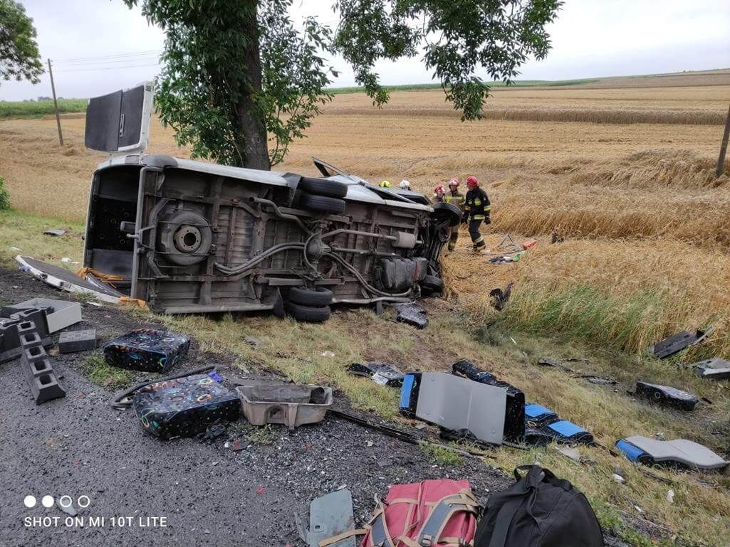 Bus pasażerski zderzył się z renault na DK12 w m. Lechówka