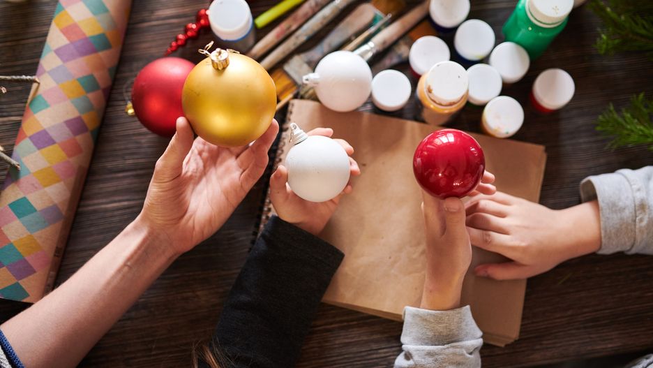 Bombka do malowania: gdzie ją kupić i jak pomalować z dzieckiem?