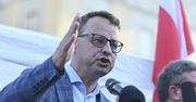 Romanowski od 2024 roku jest za granicą. W 2025 jego biuro rozliczyło 281,4 tys. zł