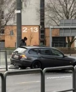 Kierowca BMW wpadł w poślizg. Wjechał w przystanek autobusowy
