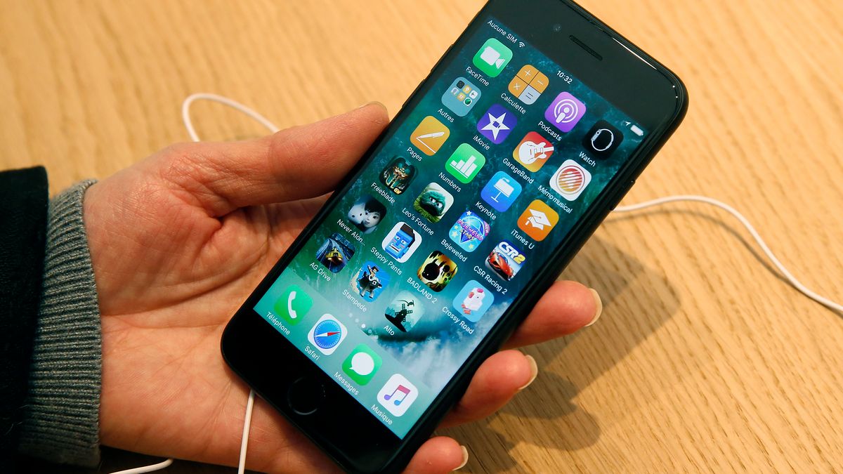 Projekt Sandcastle pozwala zainstalować Androida 10 w iPhone'ach, fot. Getty Images