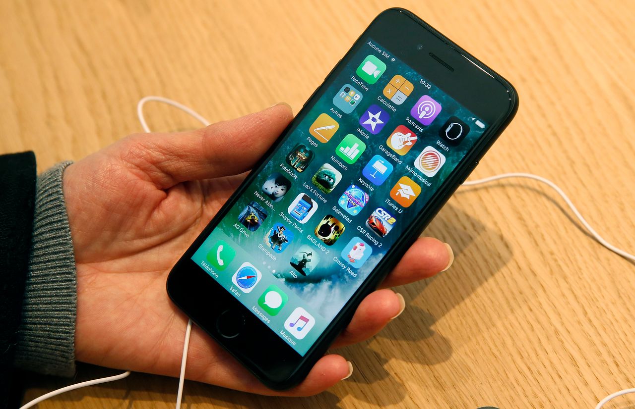 Projekt Sandcastle pozwala zainstalować Androida 10 w iPhone'ach, fot. Getty Images