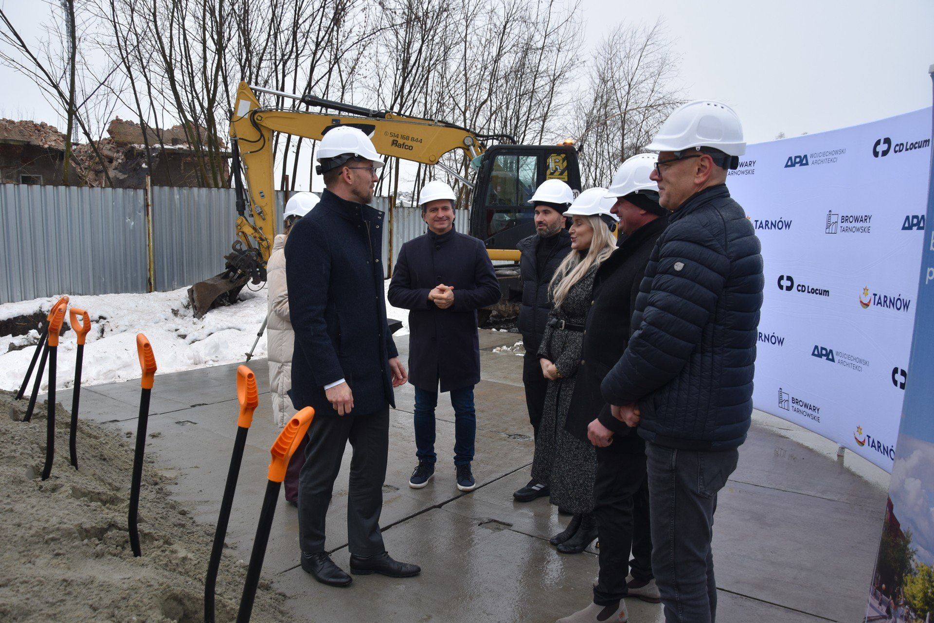 We wtorek (25 listopada) wbito symbolicznie pierwszą łopatę na rozpoczęcie inwestycji pod nazwą Browary Tarnowskie na działce pomiędzy ulicami Krakowską, Narutowicza i Bandrowskiego