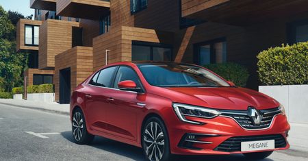 Odświeżone Renault Megane GrandCoupe pokazane. Zapomnij o wolnossących silnikach