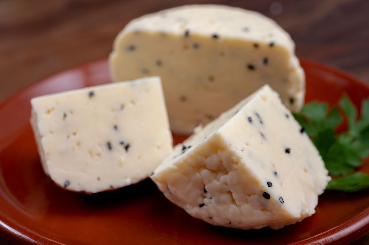 Zachwycamy się oscypkiem, a ignorujemy inny polski ser. Lepszy niż mozzarella