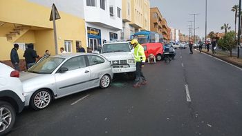 Rozpędzony autobus wjechał w zaparkowane samochody. Chwile grozy w kurorcie