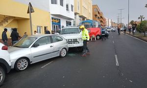 Rozpędzony autobus wjechał w zaparkowane samochody. Chwile grozy w kurorcie